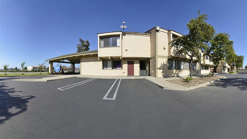 At Highway 1 Motel 3*