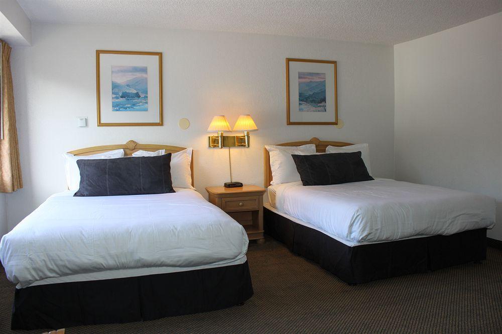 At Highway 1 Motel 3*