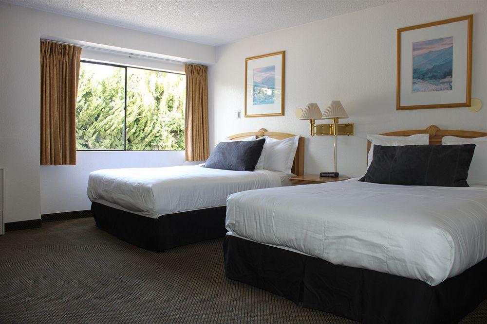 At Highway 1 Motel